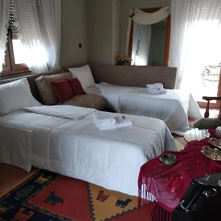 House In The Village Apartmán Fotolívos