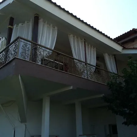 House In The Village Apartman