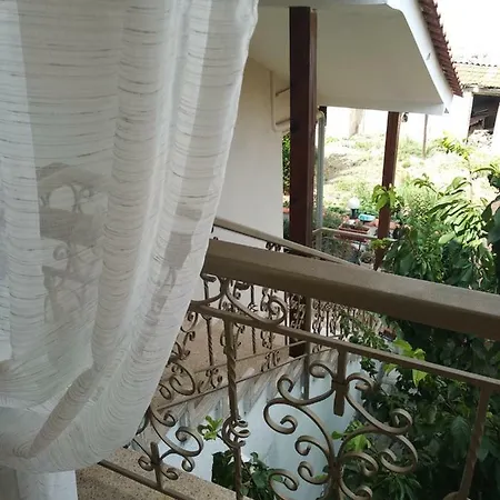 Apartment House In The Village Fotolivos